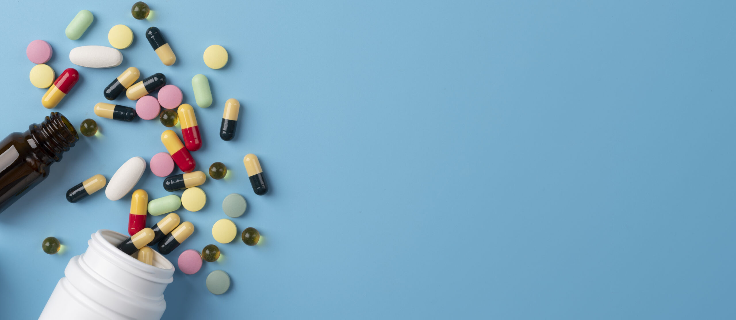 minimalistic-science-banner-with-pills